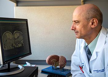 金宝搏手机登录脑肿瘤中心的医生正在检查脑部图像
