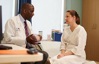 金宝搏手机登录博士的. 詹姆斯采访了一位乳房护理中心的病人