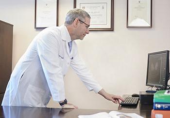 迈克尔·库里，医学博士，金宝搏手机登录胰腺和肝脏研究所肝脏科主任 