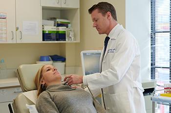 医学博士本·詹姆斯为甲状旁腺功能亢进患者进行术前超声检查.